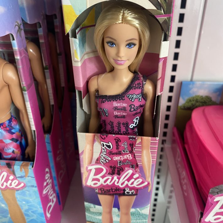 MUÑECA BARBIE CLÁSICA MATTEL
