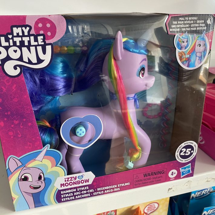 MUÑECA MY LITTLE PONY ESTILOS ARCOÍRIS IZZY MOONBOW HASBRO